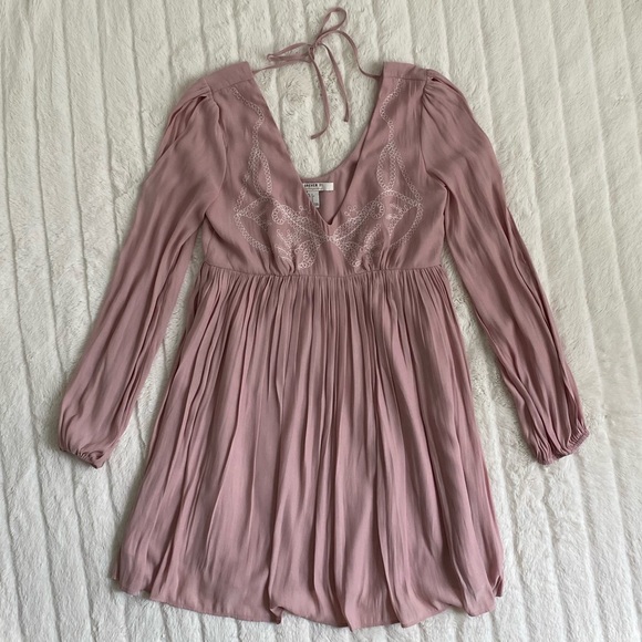 Forever 21 Dresses & Skirts - Like New ✨ Forever21 Embroidered Blush Dress
